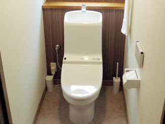 トイレリフォーム アクセントカラーがシックな雰囲気を演出するトイレ
