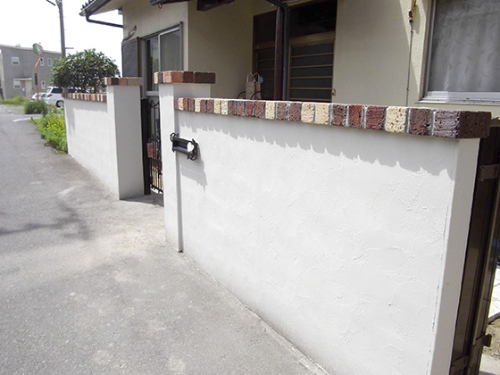 倉敷市のエクステリアリフォーム事例 多色レンガでおしゃれに彩る門塀