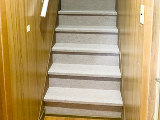 小工事 雰囲気を明るく変え、すべりにくくなったカーペットの階段
