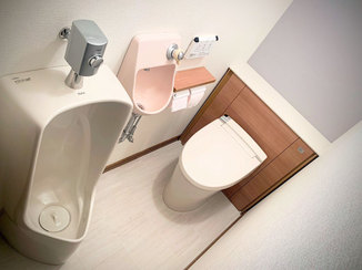 トイレリフォーム コンパクトな小便器と収納付きトイレ