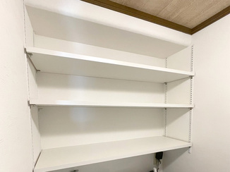 小工事 高さ調整ができて使いやすい、洗濯室の可動棚